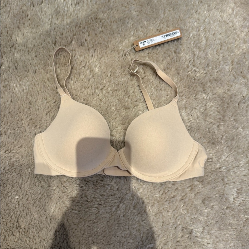 Skims fits everybody t shirt bra 32B sand NWT